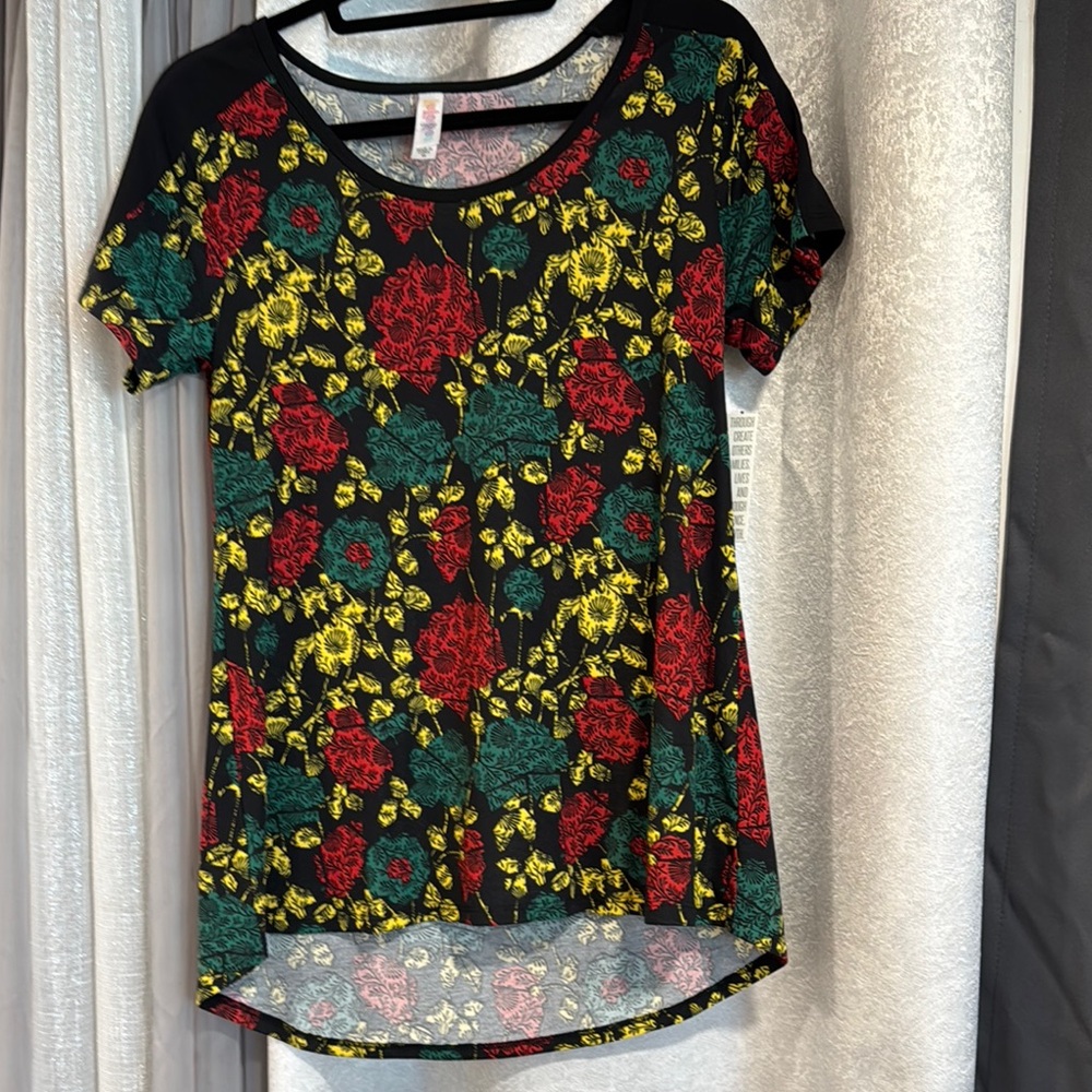 LuLaRoe Black and Red Graphic Short Sleeve Tee